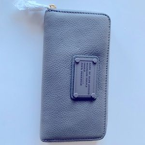 Brand New Marc by Marc Jacobs Electro Q Vertical Zippy Wallet in Grey with tag